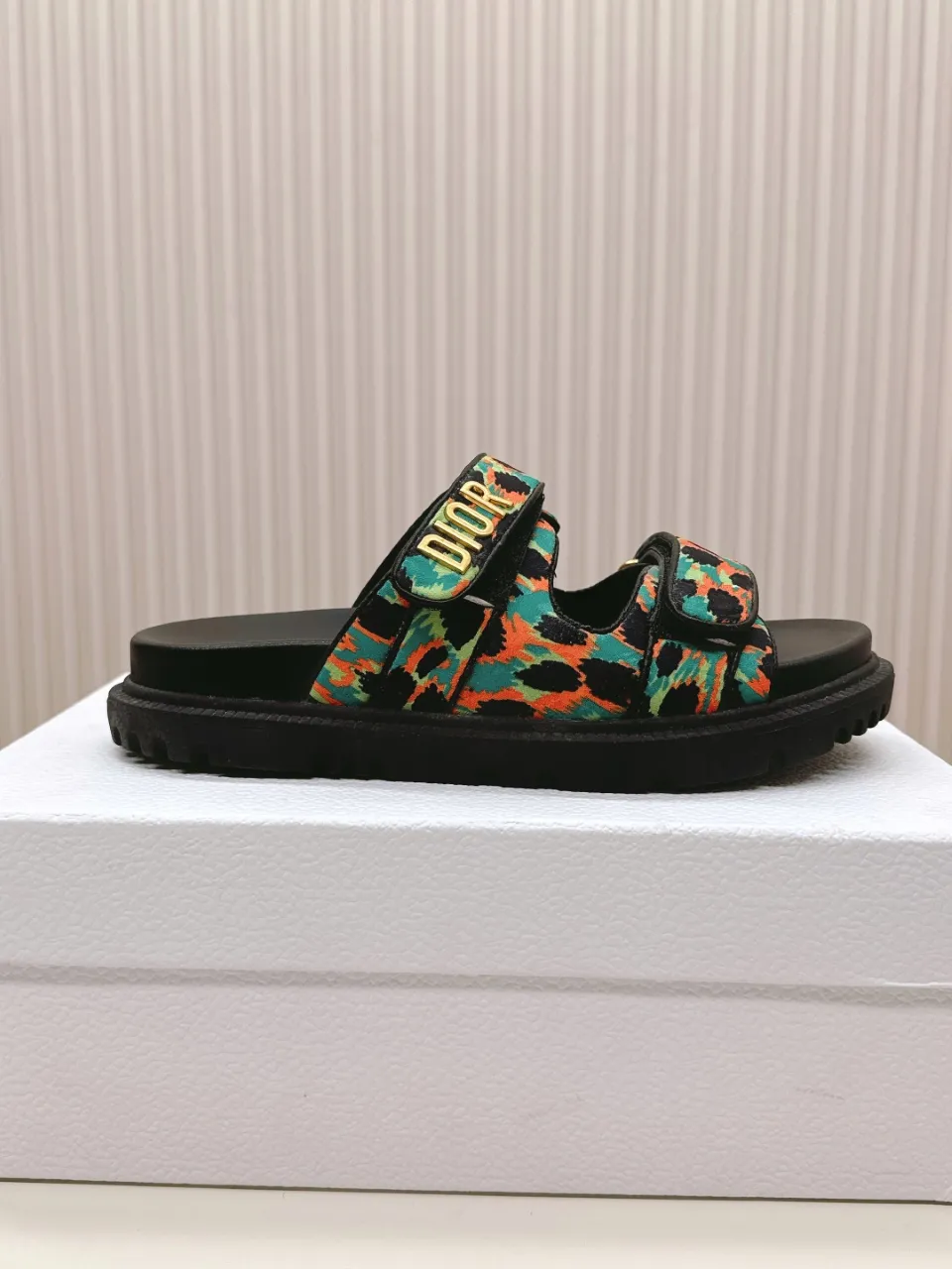 👟👟Ex-factory price 460👟👟 This black sheepskin DiorAct sandal is fashionable. Paired with an insole that fits the shape of your foot, it's made of exceptionally lightweight and comfortable leather. The upper straps feature a Velcro closure and feature a gold-finish metal "DIOR" logo. Can be matched with various styles to show modern style. Gold-finish metal "DIOR" logo Two adjustable Velcro straps Leather insole that fits the shape of your foot Soft and lightweight texture EVA sole decorated with Christian Dior's lucky star symbol Made in Italy Size 35--42 (Customized sizes 41 and 42 are non-refundable)